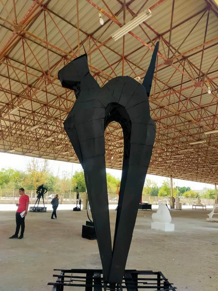 مشاركة وفد من طلاب قسم النحت بكلية الفنون الجميله جامعة اسيوط فى سمبوزيوم النحت والخزف  كلية التربية النوعية جامعة جنوب الوادي فى الفترة من ١٩ إلى ٢٩مارس ٢٠٢٢ م بعمل نحتي بأسم  (قطه) نحت مجسم بالحديد والصاج ارتفاع ٥ متر