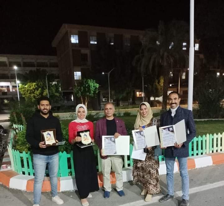 مشاركة وفد من طلاب قسم النحت بكلية الفنون الجميله جامعة اسيوط فى سمبوزيوم النحت والخزف  كلية التربية النوعية جامعة جنوب الوادي فى الفترة من ١٩ إلى ٢٩مارس ٢٠٢٢ م بعمل نحتي بأسم  (قطه) نحت مجسم بالحديد والصاج ارتفاع ٥ متر