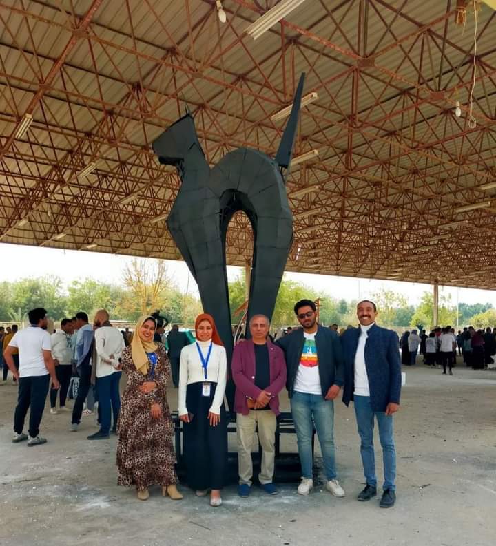 مشاركة وفد من طلاب قسم النحت بكلية الفنون الجميله جامعة اسيوط فى سمبوزيوم النحت والخزف  كلية التربية النوعية جامعة جنوب الوادي فى الفترة من ١٩ إلى ٢٩مارس ٢٠٢٢ م بعمل نحتي بأسم  (قطه) نحت مجسم بالحديد والصاج ارتفاع ٥ متر