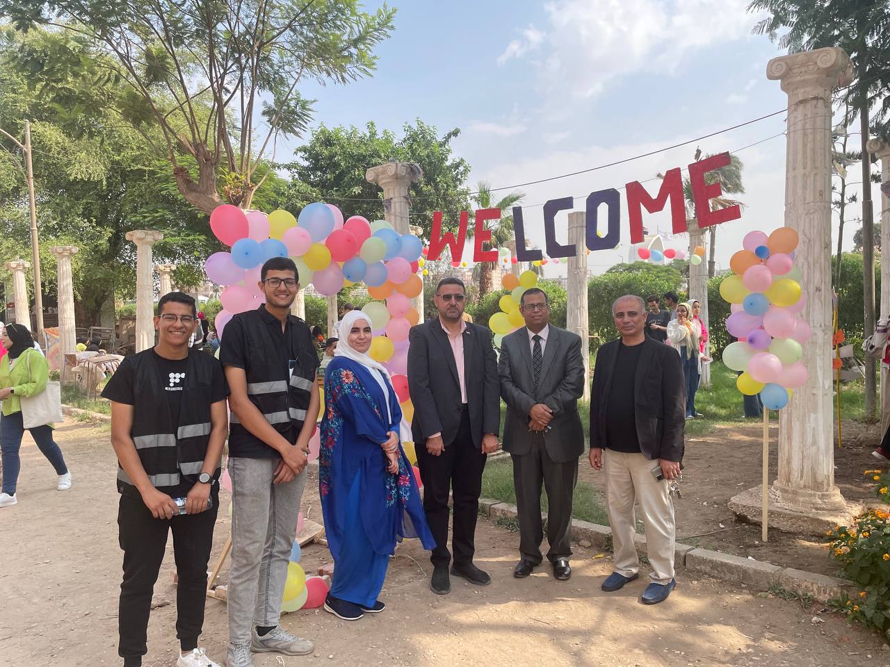 نظمت الكلية اليوم العديد من الفعاليات لاستقبال الطلاب الجدد الملتحقين بالكلية هذا العام لتعريفهم بالكلية