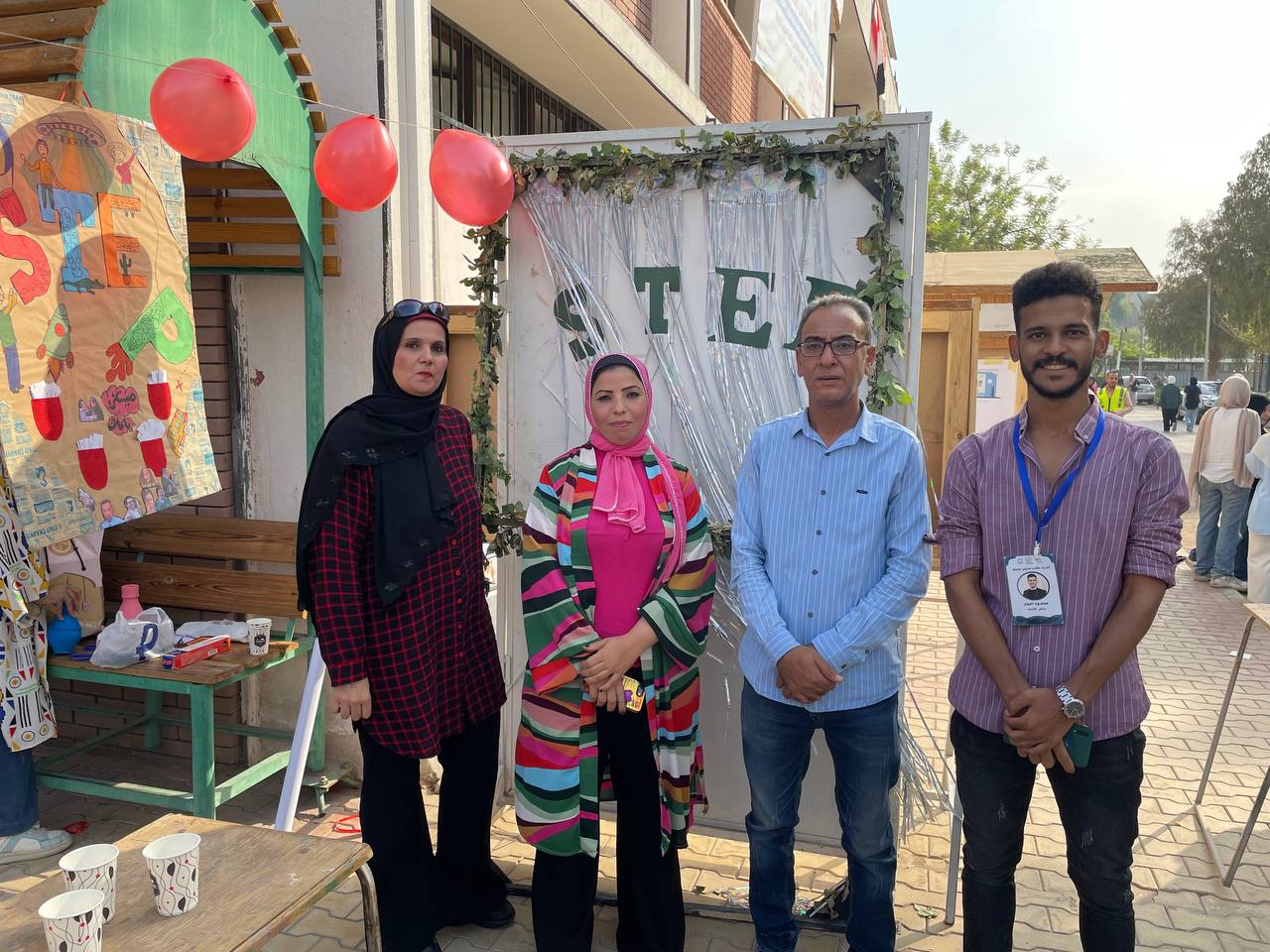 نظمت الكلية اليوم العديد من الفعاليات لاستقبال الطلاب الجدد الملتحقين بالكلية هذا العام لتعريفهم بالكلية