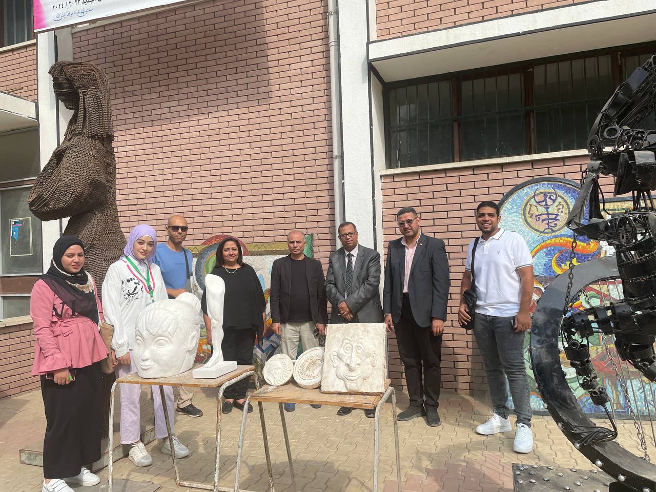 نظمت الكلية اليوم العديد من الفعاليات لاستقبال الطلاب الجدد الملتحقين بالكلية هذا العام لتعريفهم بالكلية