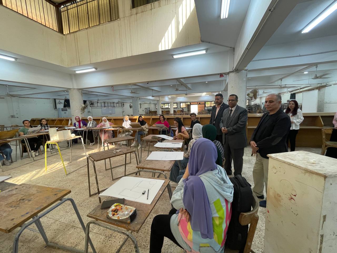 تفقد السيد الاستاذ الدكتور عميد الكلية والسادة الوكلاء قاعات الدروس والمحاضرات والتمارين بمختلف أقسام الكلية.