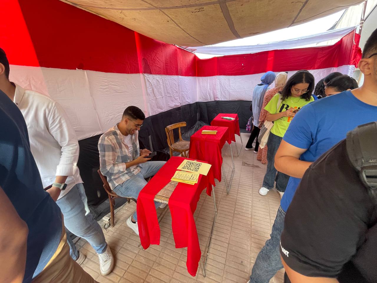 نظمت الكلية اليوم العديد من الفعاليات لاستقبال الطلاب الجدد الملتحقين بالكلية هذا العام لتعريفهم بالكلية