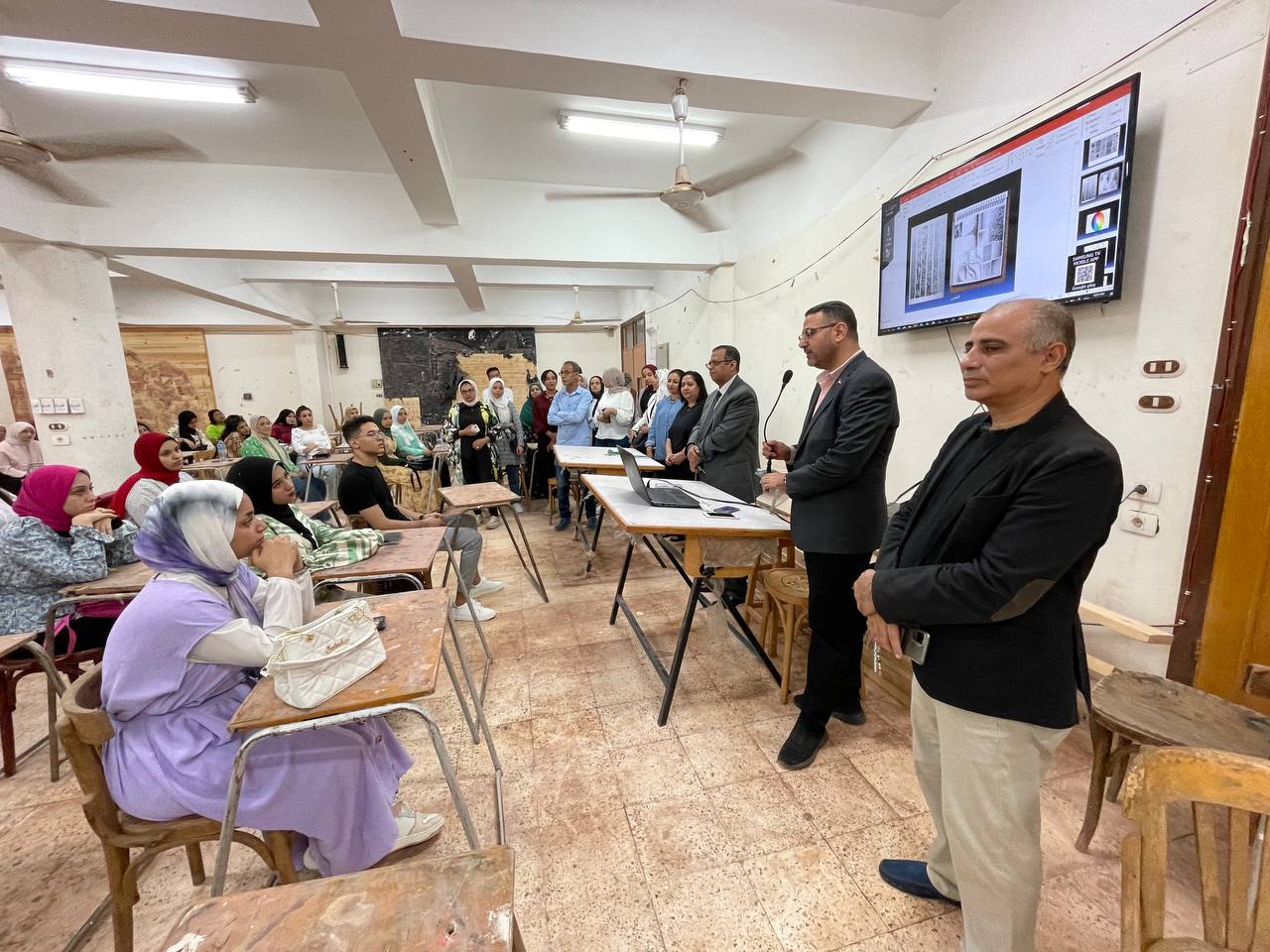 تفقد السيد الاستاذ الدكتور عميد الكلية والسادة الوكلاء قاعات الدروس والمحاضرات والتمارين بمختلف أقسام الكلية.