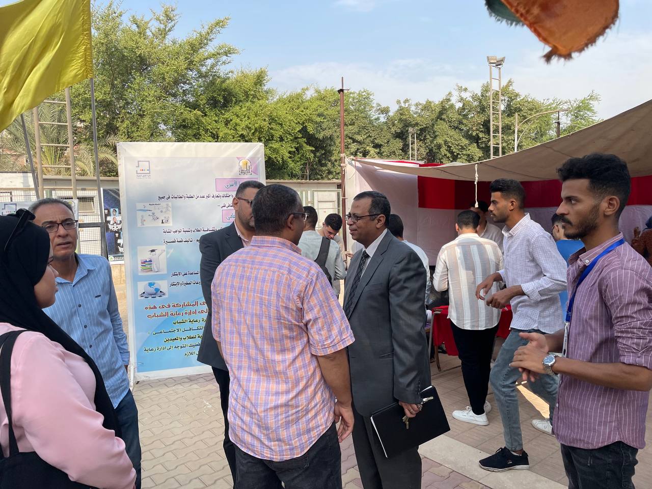 نظمت الكلية اليوم العديد من الفعاليات لاستقبال الطلاب الجدد الملتحقين بالكلية هذا العام لتعريفهم بالكلية