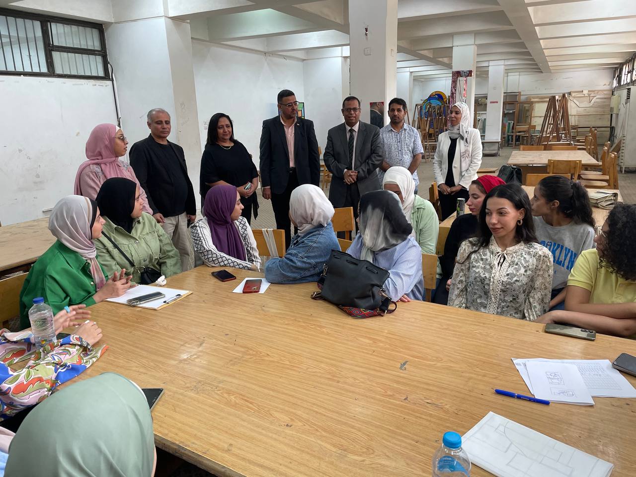 تفقد السيد الاستاذ الدكتور عميد الكلية والسادة الوكلاء قاعات الدروس والمحاضرات والتمارين بمختلف أقسام الكلية.