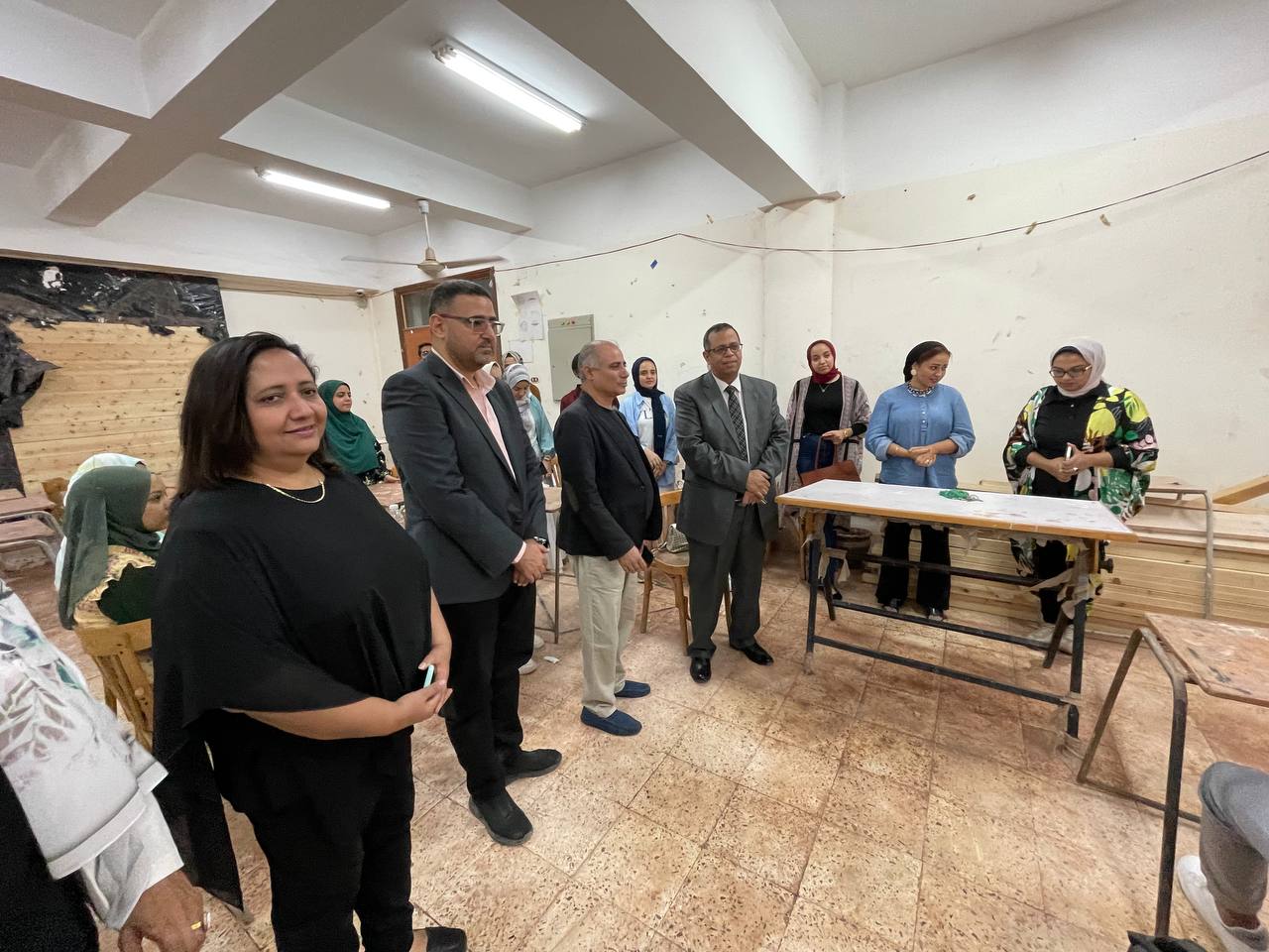 تفقد السيد الاستاذ الدكتور عميد الكلية والسادة الوكلاء قاعات الدروس والمحاضرات والتمارين بمختلف أقسام الكلية.