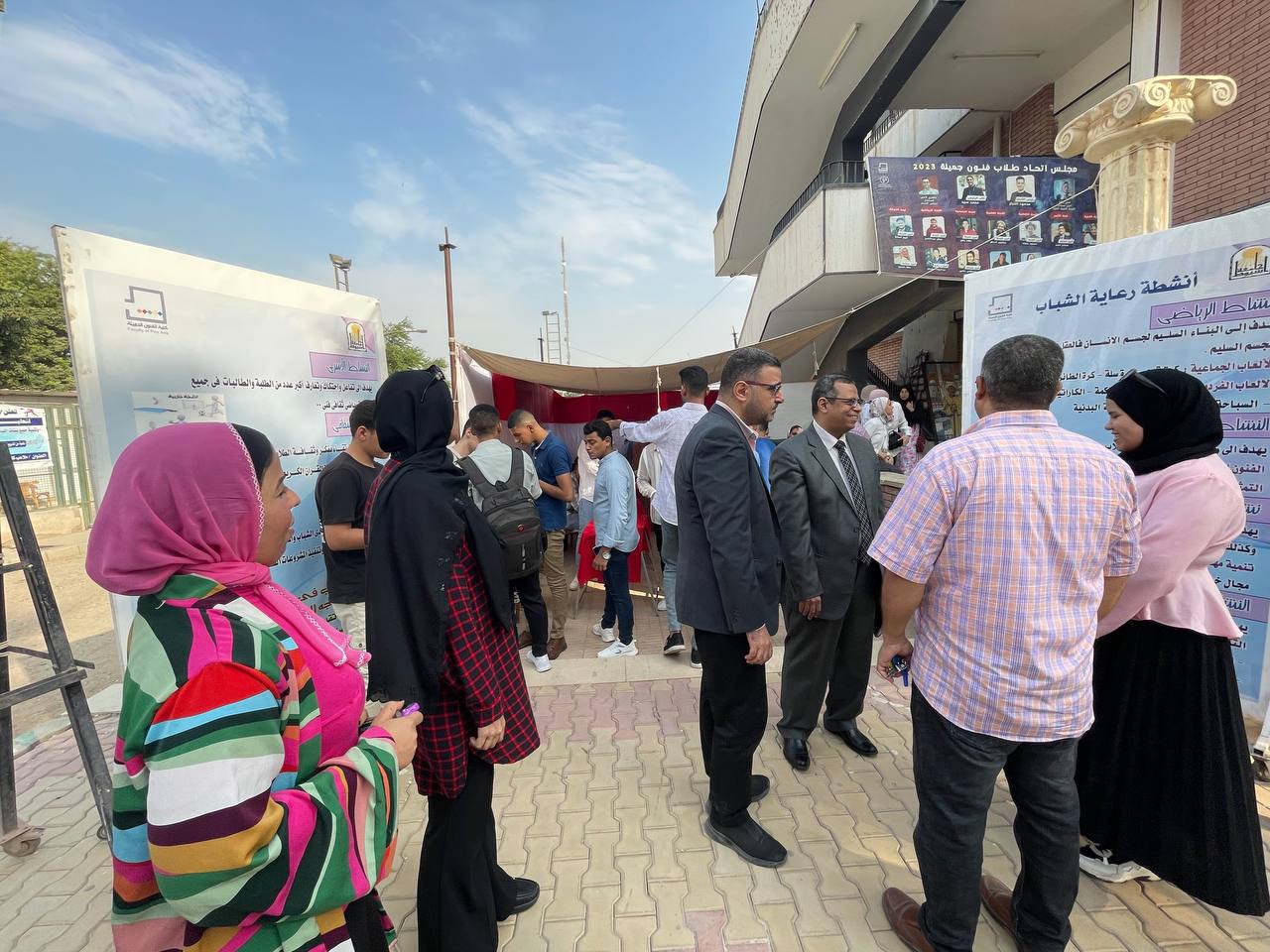 نظمت الكلية اليوم العديد من الفعاليات لاستقبال الطلاب الجدد الملتحقين بالكلية هذا العام لتعريفهم بالكلية