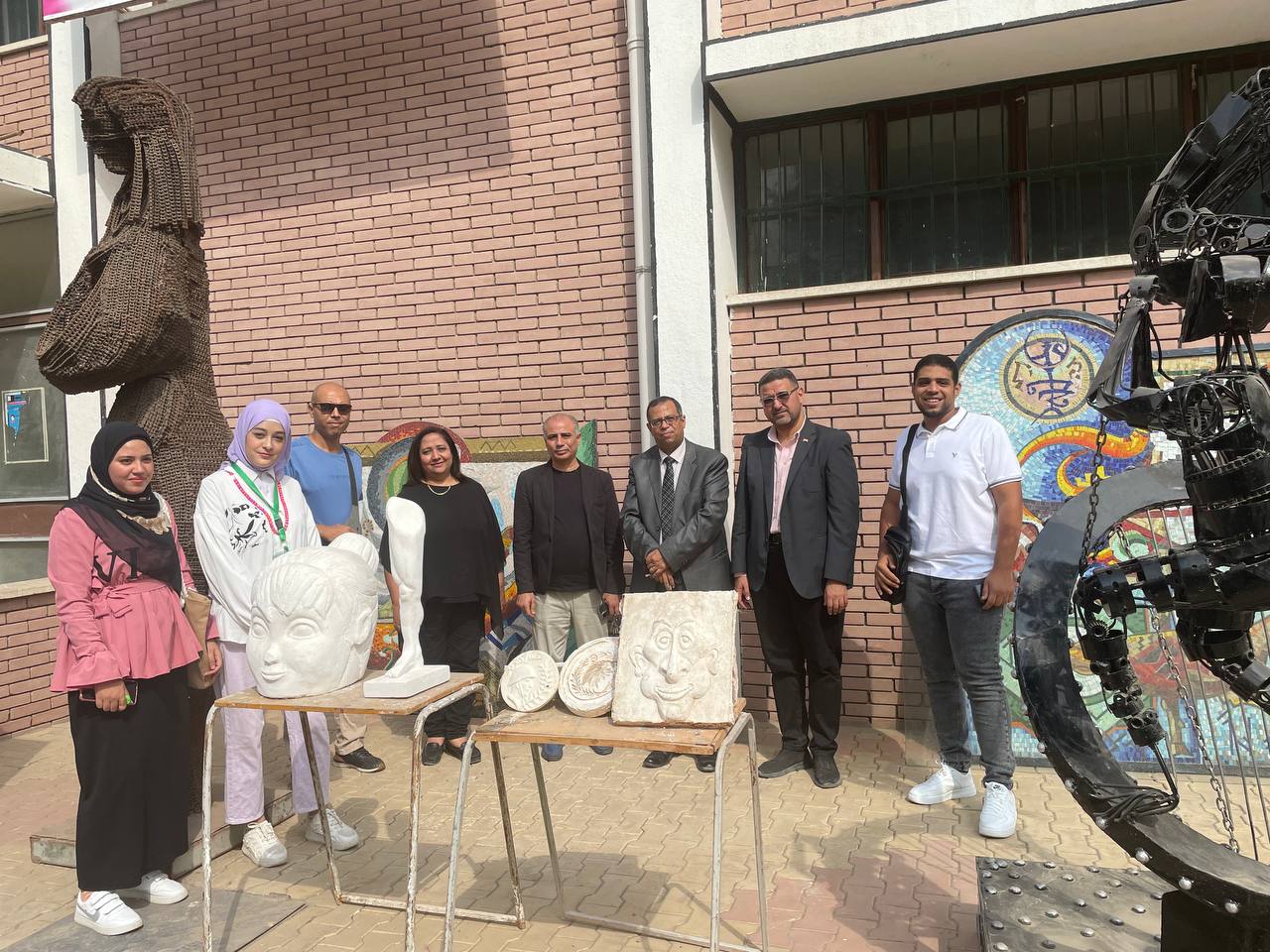 نظمت الكلية اليوم العديد من الفعاليات لاستقبال الطلاب الجدد الملتحقين بالكلية هذا العام لتعريفهم بالكلية