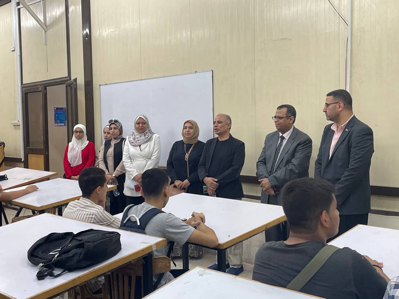 تفقد السيد الاستاذ الدكتور عميد الكلية والسادة الوكلاء قاعات الدروس والمحاضرات والتمارين بمختلف أقسام الكلية.