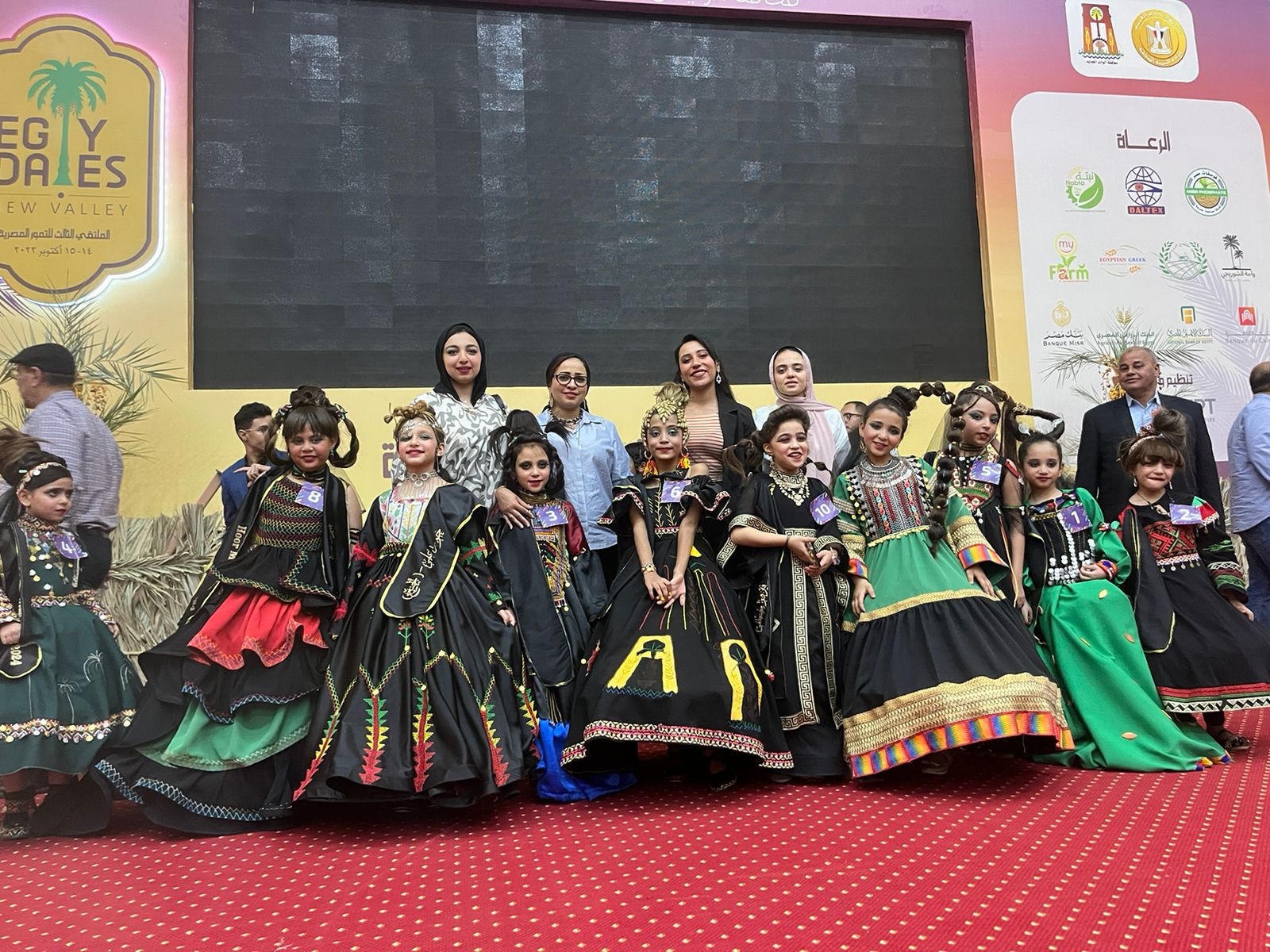 في اطار الدور المجتمعي لجامعة أسيوط وكلياتها المختلفة، وتلبية لدعوة محافظة الوادي الجديد، شاركت لجنة من اعضاء هيئة التدريس والهيئة المعاونة بالكلية بالاشراف وتحكيم مسابقة ملكة جمال التمور ضمن فعاليات الملتقى التسويقي المصري الثالث للتمور