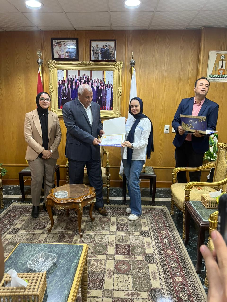 في اطار الدور المجتمعي لجامعة أسيوط وكلياتها المختلفة، وتلبية لدعوة محافظة الوادي الجديد، شاركت لجنة من اعضاء هيئة التدريس والهيئة المعاونة بالكلية بالاشراف وتحكيم مسابقة ملكة جمال التمور ضمن فعاليات الملتقى التسويقي المصري الثالث للتمور