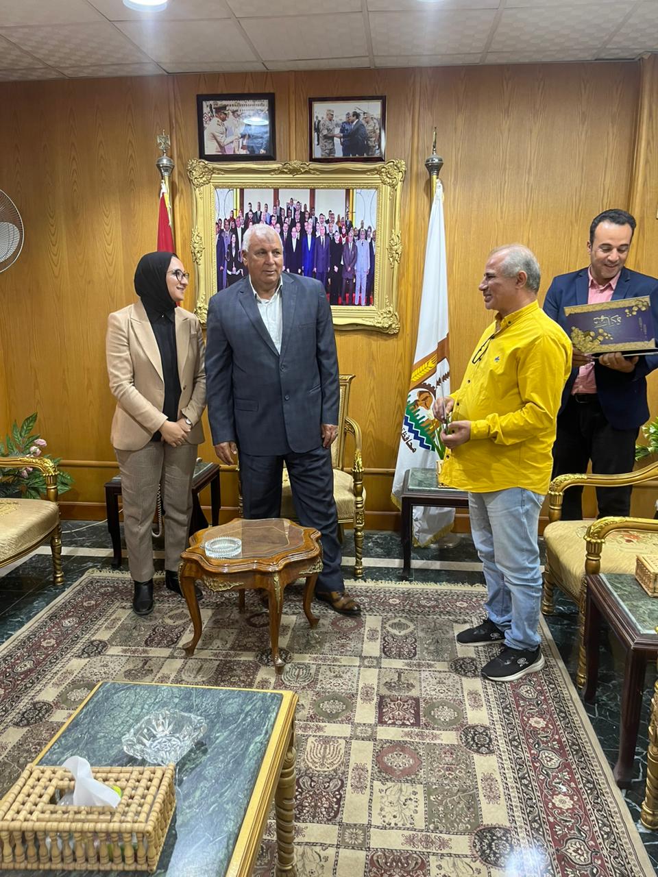 في اطار الدور المجتمعي لجامعة أسيوط وكلياتها المختلفة، وتلبية لدعوة محافظة الوادي الجديد، شاركت لجنة من اعضاء هيئة التدريس والهيئة المعاونة بالكلية بالاشراف وتحكيم مسابقة ملكة جمال التمور ضمن فعاليات الملتقى التسويقي المصري الثالث للتمور