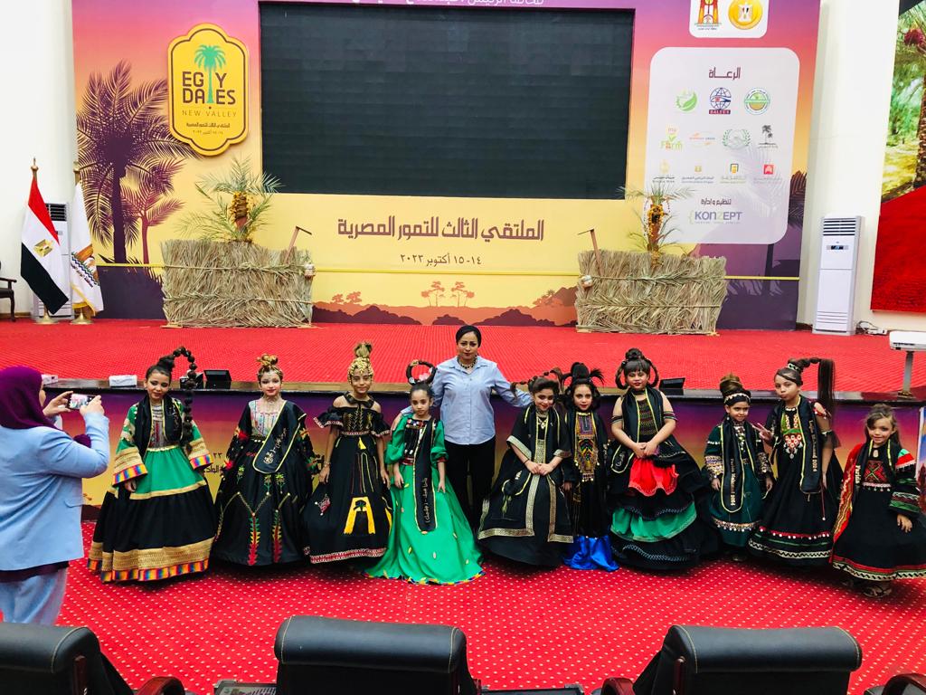 في اطار الدور المجتمعي لجامعة أسيوط وكلياتها المختلفة، وتلبية لدعوة محافظة الوادي الجديد، شاركت لجنة من اعضاء هيئة التدريس والهيئة المعاونة بالكلية بالاشراف وتحكيم مسابقة ملكة جمال التمور ضمن فعاليات الملتقى التسويقي المصري الثالث للتمور