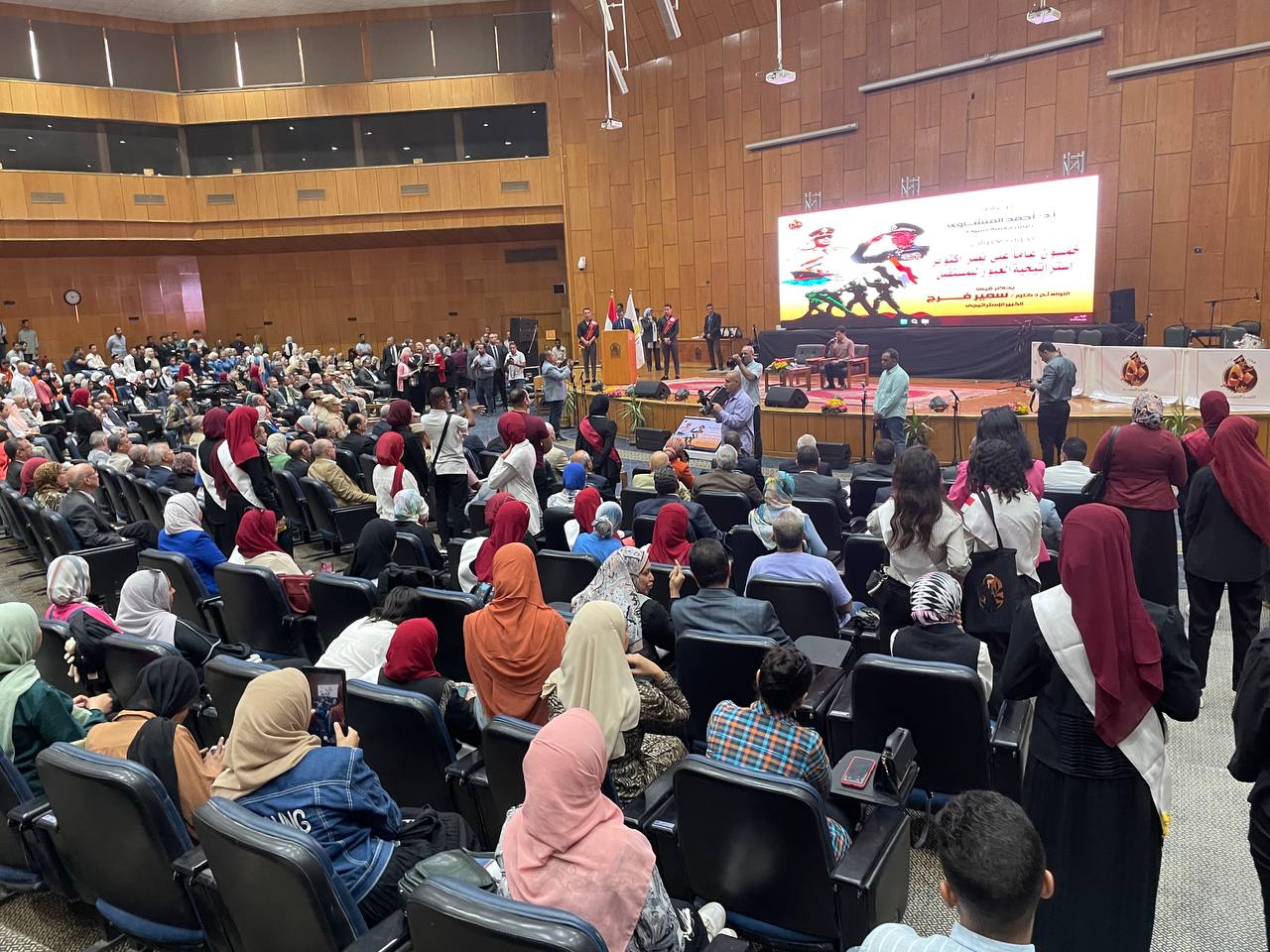 شاركت كلية الفنون الجميلة باسيوط في الاحتفالية الكبري والندوة التي اقامتها الجامعة بعنوان "خمسون عاما علي نصر اكتوبر