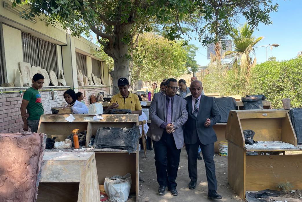 تفقد السيد الاستاذ/ محمود عبد العليم نائب رئيس الجامعة لشئون خدمة المجتمع وتنمية البيئة اليوم الأحد ٢٢-١٠-٢٠٢٣ اتيليهات النحت المغلقة والمفتوحة بالكلية