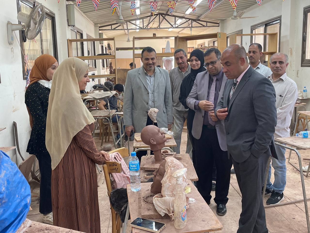 تفقد السيد الاستاذ/ محمود عبد العليم نائب رئيس الجامعة لشئون خدمة المجتمع وتنمية البيئة اليوم الأحد ٢٢-١٠-٢٠٢٣ اتيليهات النحت المغلقة والمفتوحة بالكلية