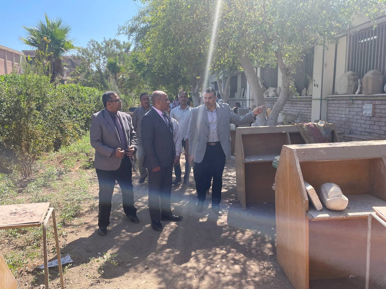 تفقد السيد الاستاذ/ محمود عبد العليم نائب رئيس الجامعة لشئون خدمة المجتمع وتنمية البيئة اليوم الأحد ٢٢-١٠-٢٠٢٣ اتيليهات النحت المغلقة والمفتوحة بالكلية