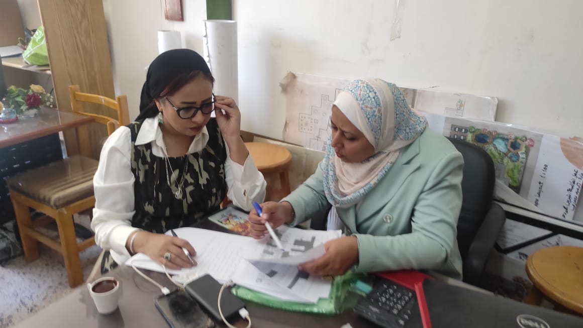 في إطار متابعة وحدة ضمان الجودة لأعمال اللائحة الجديدة لمرحلة البكالوريوس بنظام الساعات المعتمدة عقدت مدير وحدة ضمان الجودة د./ أمل عبد الوارث اجتماعات لمتابعة انجاز المتبقي من اعمال اللائحة مع ممثلي قسمي الديكور والجرافيك