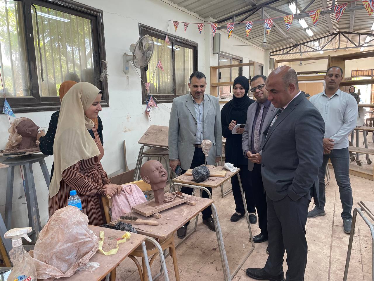 تفقد السيد الاستاذ/ محمود عبد العليم نائب رئيس الجامعة لشئون خدمة المجتمع وتنمية البيئة اليوم الأحد ٢٢-١٠-٢٠٢٣ اتيليهات النحت المغلقة والمفتوحة بالكلية