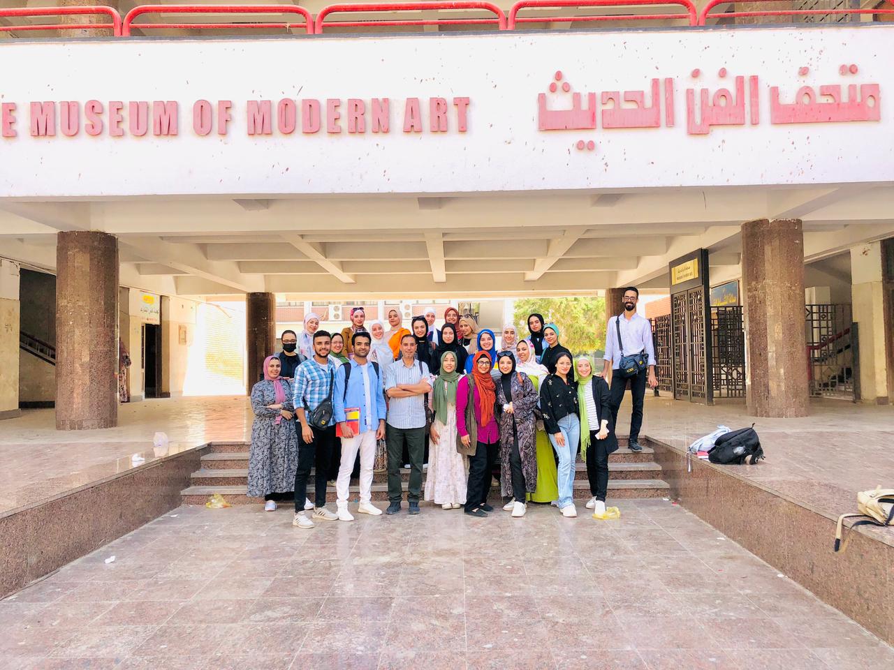 استقبل الاستاذ الدكتور / جمال يحيى صدقي عميد الكلية وفد طلابي من قسم التصوير بكلية الفنون الجميلة جامعة اسيوط برفقة السيد الدكتور / محسن عبد اللاه المدرس بقسم التصوير