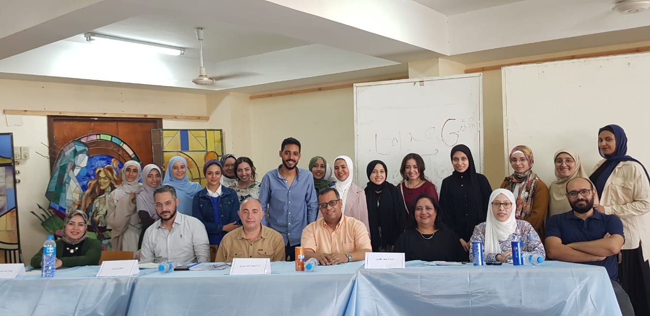 في اطار النشاط البحثي بالكلية وبرعاية الاستاذ الدكتور/ خالد صلاح عميد الكلية وتحت اشراف الاستاذ الدكتور محمد حلمى وكيل الكلية للدراسات العليا والبحوث عقد قسم التصوير اليوم سمينار لمناقشة خطة بحثية للتقدم لنيل درجة الماجستير   ‎للدارس/ وليد طارق المعيد بقسم التصوير   