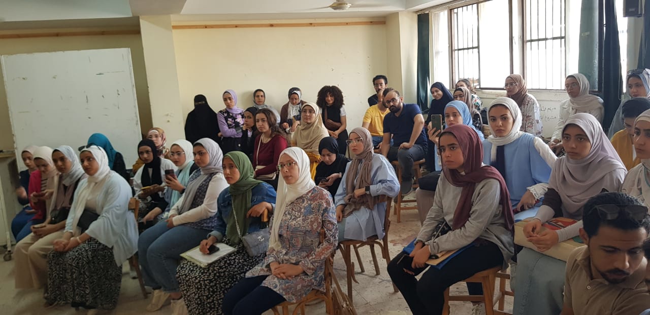 في اطار النشاط البحثي بالكلية وبرعاية الاستاذ الدكتور/ خالد صلاح عميد الكلية وتحت اشراف الاستاذ الدكتور محمد حلمى وكيل الكلية للدراسات العليا والبحوث عقد قسم التصوير اليوم سمينار لمناقشة خطة بحثية للتقدم لنيل درجة الماجستير   ‎للدارس/ وليد طارق المعيد بقسم التصوير   