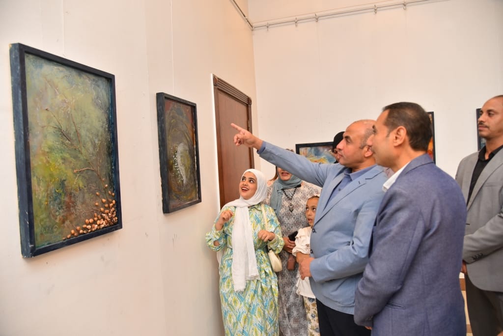 د.المنشاوي: نفخر بأفكار وإبداعات طلابنا الرائعة ونسعد بمشاركتهم في المحافل الفنية    تحت رعاية الدكتور أحمد المنشاوي رئيس جامعة أسيوط؛ نظمت كلية الفنون الجميلة بالجامعة، بالتعاون مع قصر ثقافة أسيوط، معرضاً فنياً، بعنوان: (افتراضات جدارية)؛ لطلاب الفرقة الرابعة، قسم التصوير، شعبة جداريات، وذلك بقاعة العرض بقصر ثقافة أسيوط، تحت رئاسة الدكتورة نيفين الكيلاني وزيرة الثقافة.    شهد افتتاح المعرض حضور الدكتور محمود عبد العليم نائب رئيس الجامعة لشئون خدمة المجتمع وتنمية البيئة ، والدكتور خالد صلاح عميد كلية الفنون الجميلة، والدكتورة سحر بطرس وكيل الكلية لشئون خدمة المجتمع وتنمية البيئة، والدكتور محسن عبد اللاه المدرس بقسم التصوير، ومنسق المعرض، وبمشاركة الدكتورة صفاء كامل مدير قصر ثقافة أسيوط، والأستاذة نبيلة أديب مدير العلاقات العامة بقصر ثقافة أسيوط، وعدد من أعضاء هيئة التدريس، وحشد كبير من طلاب الفرقة الرابعة بالكلية.   وأكد الدكتور أحمد المنشاوي، حرص إدارة الجامعة على رعاية، وتنمية مهارات المبدعين، وتشجيع الأنشطة، والفن الهادف، وفخرها بأفكار ،وإبداعات الطلاب الرائعة، ونسعد بمشاركتهم في المحافل الفنية، مؤكداً على ضرورة الاهتمام بالثقافة، والفنون، والآداب، والتي تُقاس بها حضارات الأمم، وتقدمها، داعياً الطلاب للمشاركة؛ بالفعاليات، والندوات، التي يتم تنظيمها داخل الجامعة، وخارجها؛ للعمل على إثراء روح الإبداع لدى الطلاب، موجهاً التهنئة     وأشاد الدكتور محمود عبد العليم، بالأعمال الفنية المقدمة من الطلاب، والتي جاءت علي قدرٍ عالٍ من التميز، والإبداع، لافتاً إلى حرص إدارة الجامعة؛ علي تشجيعها المستمر، والمتواصل لأبنائها؛ من أعضاء هيئة التدريس، والباحثين، والخريجين، والطلاب، على تنمية قدراتهم الابداعية، والفكرية، والفنية، ومتمنياً لهم دوام التوفيق، والتميز، والإبداع. وأوضح الدكتور خالد صلاح؛ إن المعرض يقدم جانباً من الأعمال الفنية، التي ينتجها طلاب قسم التصوير، والتي تحرص الكلية علي تنوع أماكن عرضها، وتم تنظيم المعرض في مقر قصر الثقافة بأسيوط؛ دعماً للطلاب، وتشجيعاً لهم علي الاحتكاك بالمجتمع الفني، والفنانين بأسيوط، إلى جانب تنمية قدراتهم علي شرح، وتقديم العمل الفني للمشاهدين، وتلقي ردود الأفعال، والرؤي النقدية لرواد المعرض، والتفاعل معها، موجهاً الشكر لإدارة الجامعة، وقصر الثقافة بأسيوط، علي التعاون، وتقديم الدعم الدائم، 