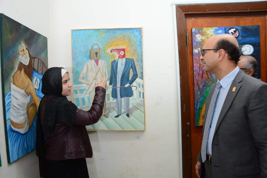 لأستاذ الدكتور / أحمد المنشاوي نائب رئيس الجامعة لشئون الدراسات العليا والبحوث والمشرف على الكلية يفتتح معرضاً فنيا بكلية الفنون الجميلة بعنوان " الحقيقة بأعيننا "