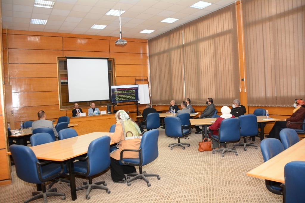 افتتاح البرنامج التأهيلي للأساتذة المتقدمين لمنصب عميد من مختلف كليات الجامعة