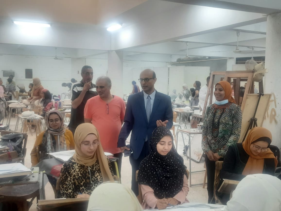  قام الأستاذ الدكتور أحمد المنشاوي بجولة تفقدية لمتابعة انتظام أعمال أمتحانات الفصل الدراسي الثاني  بالكلية  ، و كان في استقبال سيادته الدكتور محمد عبد الحكيم وكيل الكلية لشئون التعليم و الطلاب ، و الدكتورة سحر بطرس وكيلة الكلية لشئون خدمة المجتمع و تنمية البيئة ، و أعضاء هيئة التدريس ومعاونيهم  بمختلف أقسام الكلية والسيد مخلص فاروق أمين الكلية وذلك للاطمئنان على حسن سير الامتحانات بالكلية  و شدد الدكتور احمد المنشاوي على  الالتزام بتطبيق الإجراءات الاحترازية والالتزام بكافة اللوائح والإجراءات والضوابط المتخذة لتوفير درجات الانضباط داخل لجان الامتحانات