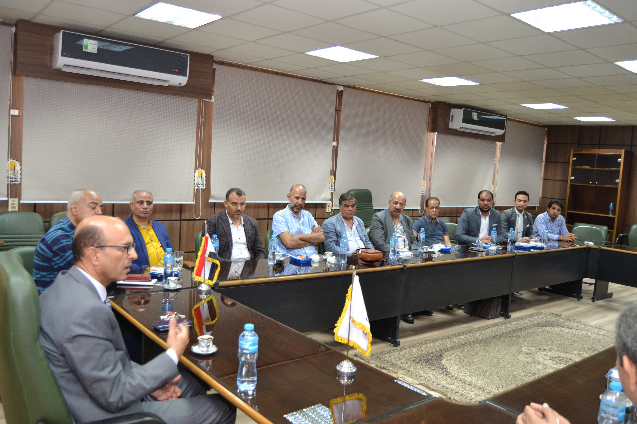 الأستاذ الدكتور أحمد المنشاوي نائب رئيس جامعة أسيوط لشئون الدراسات العليا والبحوث والمشرف على كلية الفنون الجميلة يستقبل أعضاء لجان تحكيم مشروع تخرج الدفعة الثانية لطلاب الفرقة الرابعة بقسم النحت و قسم الجرافيك بكلية الفنون الجميلة 