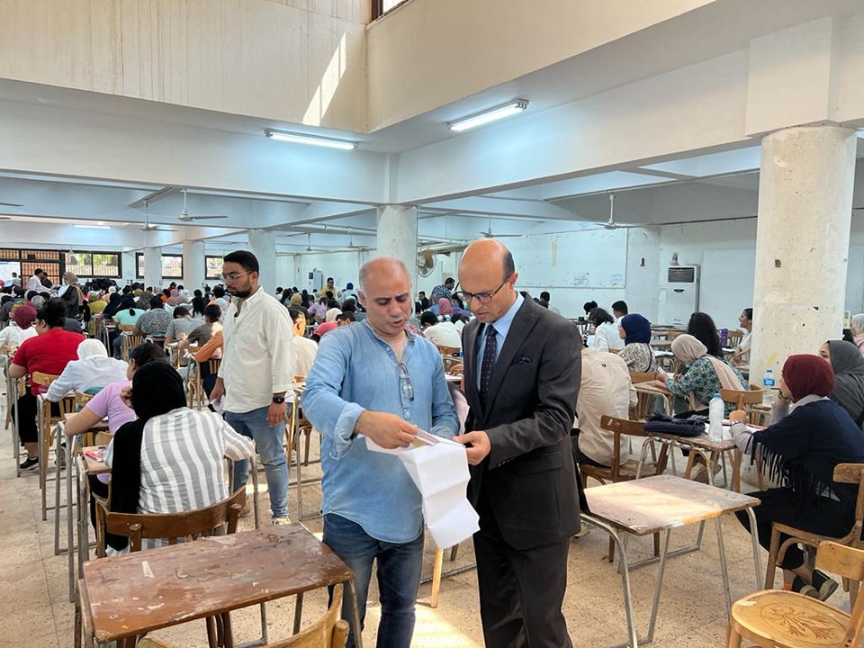 اوضح الاستاذ الدكتور أحمد المنشاوي ان هناك تزايد فى أعداد الطلاب المتقدمين لأداء اختبارات القدرات بالكلية للعام الدراسي ٢٠٢٢ /٢٠٢٣ حيث تقدم لاداء اختبارات القدرات بالكلية منذ بدء الاختبارات وحتى الأن ١٠٢٢ طالب لاختبار الفنون و ٥٢٦ طالب لاختبار العمارة  كما شدد سيادته على الالتزام بتطبيق الإجراءات الاحترازية والالتزام بكافة اللوائح والإجراءات والضوابط المتخذة لتوفير درجات الانضباط اثناء فترة الاختبارات