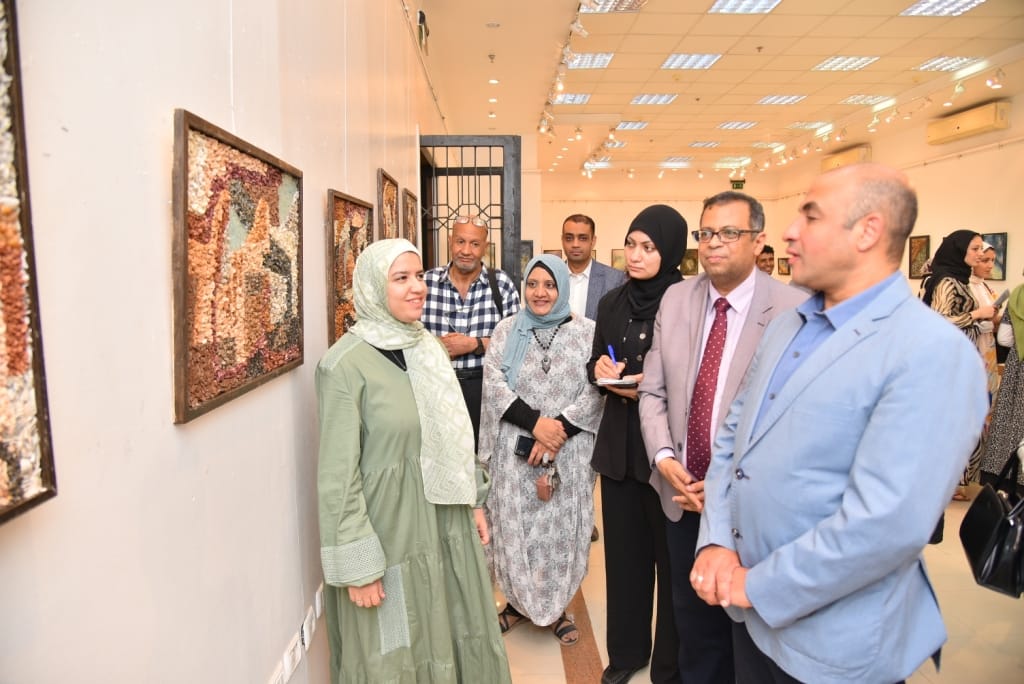 د.المنشاوي: نفخر بأفكار وإبداعات طلابنا الرائعة ونسعد بمشاركتهم في المحافل الفنية    تحت رعاية الدكتور أحمد المنشاوي رئيس جامعة أسيوط؛ نظمت كلية الفنون الجميلة بالجامعة، بالتعاون مع قصر ثقافة أسيوط، معرضاً فنياً، بعنوان: (افتراضات جدارية)؛ لطلاب الفرقة الرابعة، قسم التصوير، شعبة جداريات، وذلك بقاعة العرض بقصر ثقافة أسيوط، تحت رئاسة الدكتورة نيفين الكيلاني وزيرة الثقافة.    شهد افتتاح المعرض حضور الدكتور محمود عبد العليم نائب رئيس الجامعة لشئون خدمة المجتمع وتنمية البيئة ، والدكتور خالد صلاح عميد كلية الفنون الجميلة، والدكتورة سحر بطرس وكيل الكلية لشئون خدمة المجتمع وتنمية البيئة، والدكتور محسن عبد اللاه المدرس بقسم التصوير، ومنسق المعرض، وبمشاركة الدكتورة صفاء كامل مدير قصر ثقافة أسيوط، والأستاذة نبيلة أديب مدير العلاقات العامة بقصر ثقافة أسيوط، وعدد من أعضاء هيئة التدريس، وحشد كبير من طلاب الفرقة الرابعة بالكلية.   وأكد الدكتور أحمد المنشاوي، حرص إدارة الجامعة على رعاية، وتنمية مهارات المبدعين، وتشجيع الأنشطة، والفن الهادف، وفخرها بأفكار ،وإبداعات الطلاب الرائعة، ونسعد بمشاركتهم في المحافل الفنية، مؤكداً على ضرورة الاهتمام بالثقافة، والفنون، والآداب، والتي تُقاس بها حضارات الأمم، وتقدمها، داعياً الطلاب للمشاركة؛ بالفعاليات، والندوات، التي يتم تنظيمها داخل الجامعة، وخارجها؛ للعمل على إثراء روح الإبداع لدى الطلاب، موجهاً التهنئة     وأشاد الدكتور محمود عبد العليم، بالأعمال الفنية المقدمة من الطلاب، والتي جاءت علي قدرٍ عالٍ من التميز، والإبداع، لافتاً إلى حرص إدارة الجامعة؛ علي تشجيعها المستمر، والمتواصل لأبنائها؛ من أعضاء هيئة التدريس، والباحثين، والخريجين، والطلاب، على تنمية قدراتهم الابداعية، والفكرية، والفنية، ومتمنياً لهم دوام التوفيق، والتميز، والإبداع. وأوضح الدكتور خالد صلاح؛ إن المعرض يقدم جانباً من الأعمال الفنية، التي ينتجها طلاب قسم التصوير، والتي تحرص الكلية علي تنوع أماكن عرضها، وتم تنظيم المعرض في مقر قصر الثقافة بأسيوط؛ دعماً للطلاب، وتشجيعاً لهم علي الاحتكاك بالمجتمع الفني، والفنانين بأسيوط، إلى جانب تنمية قدراتهم علي شرح، وتقديم العمل الفني للمشاهدين، وتلقي ردود الأفعال، والرؤي النقدية لرواد المعرض، والتفاعل معها، موجهاً الشكر لإدارة الجامعة، وقصر الثقافة بأسيوط، علي التعاون، وتقديم الدعم الدائم، 