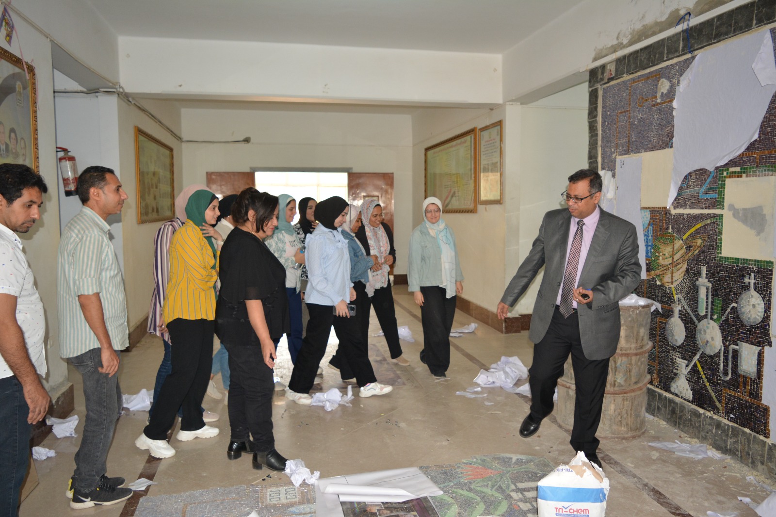زيارة تفقدية لكلية العلوم بجامعة أسيوط لمتابعة تنفيذ اللوحة الجدارية الكبري بمدخل كلية العلوم