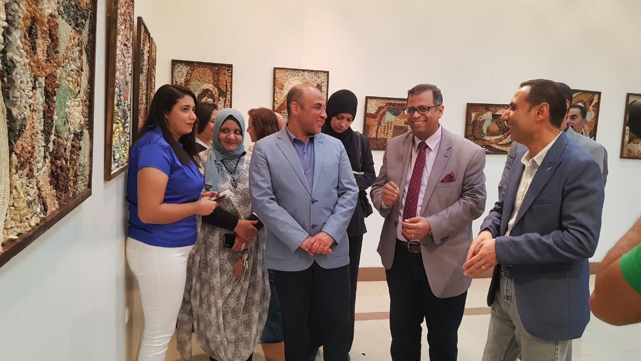 " افتراضات جدارية "