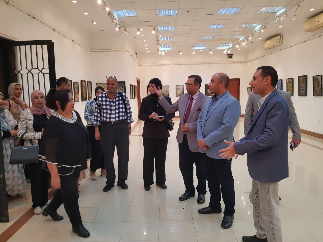 " افتراضات جدارية "