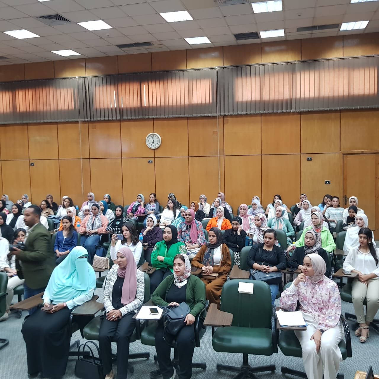 جهاز تنمية المشروعات المتوسطة والصغيرة ومتناهية الصغر بأسيوط ندوة تعريفية عن الخدمات التي يقدمها جهاز تنمية المشروعات المتوسطة والصغيرة ومتناهية الصغر للشباب ورواد الاعمال