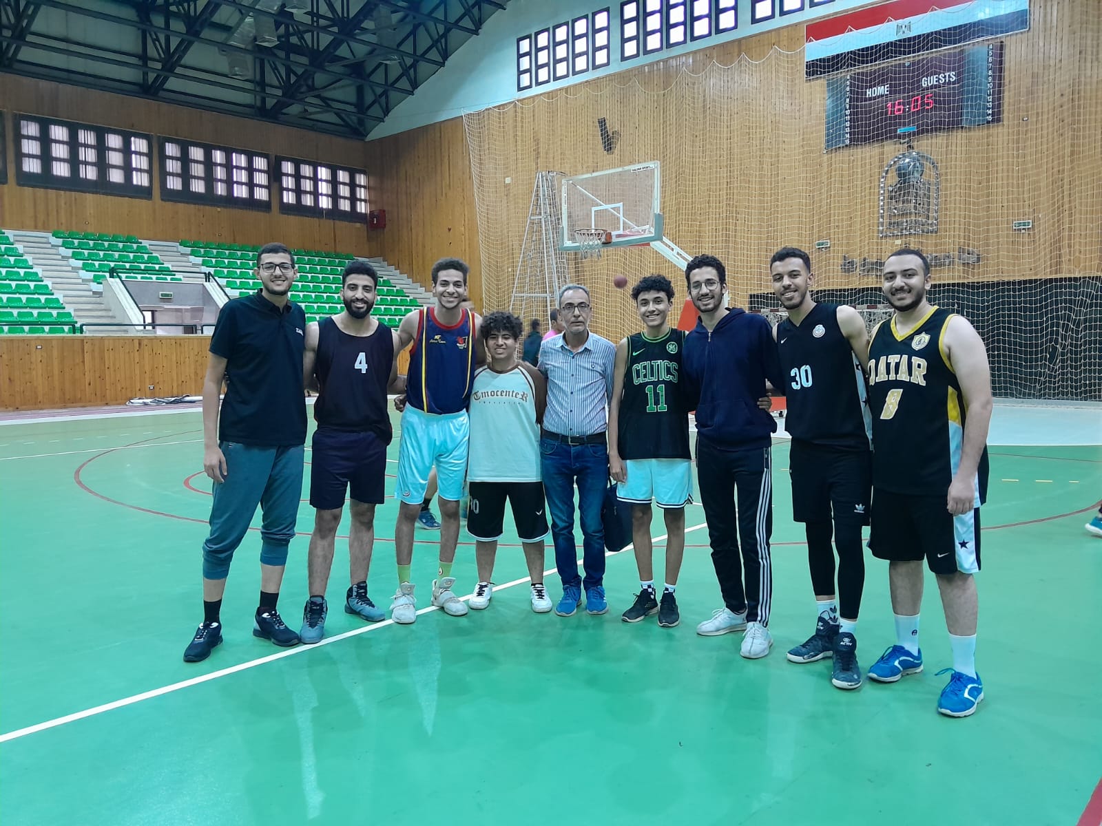 فريق الكلية لكرة السلة يفوز في اولي مبارياته في دوري الجامعة. 