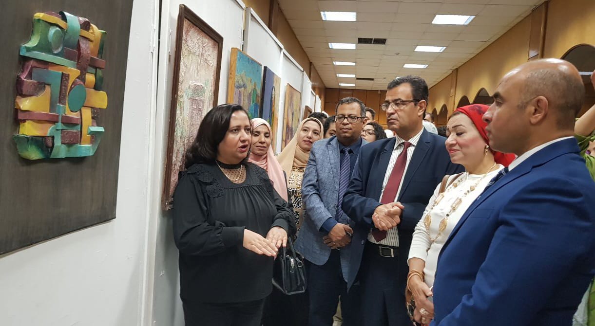 معرض لأعمال السادة اعضاء هيئة التدريس والهيئة المعاونة بالكلية