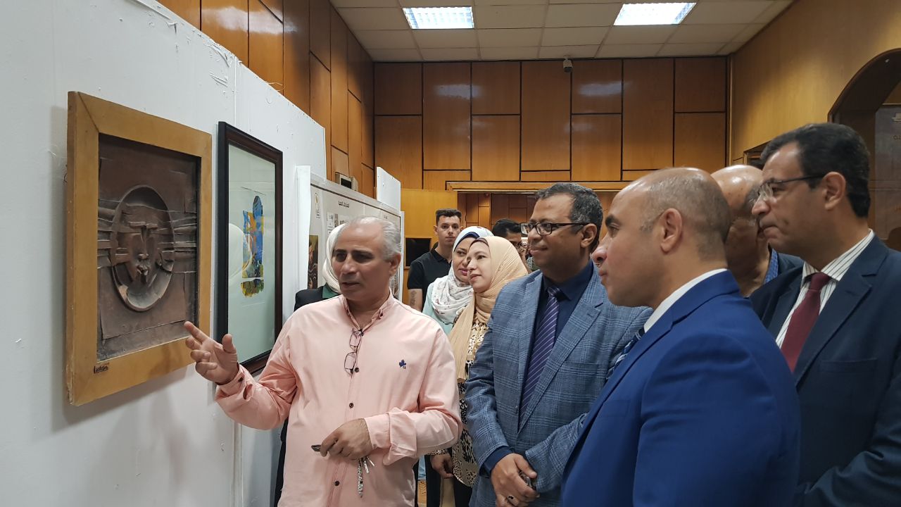 معرض لأعمال السادة اعضاء هيئة التدريس والهيئة المعاونة بالكلية