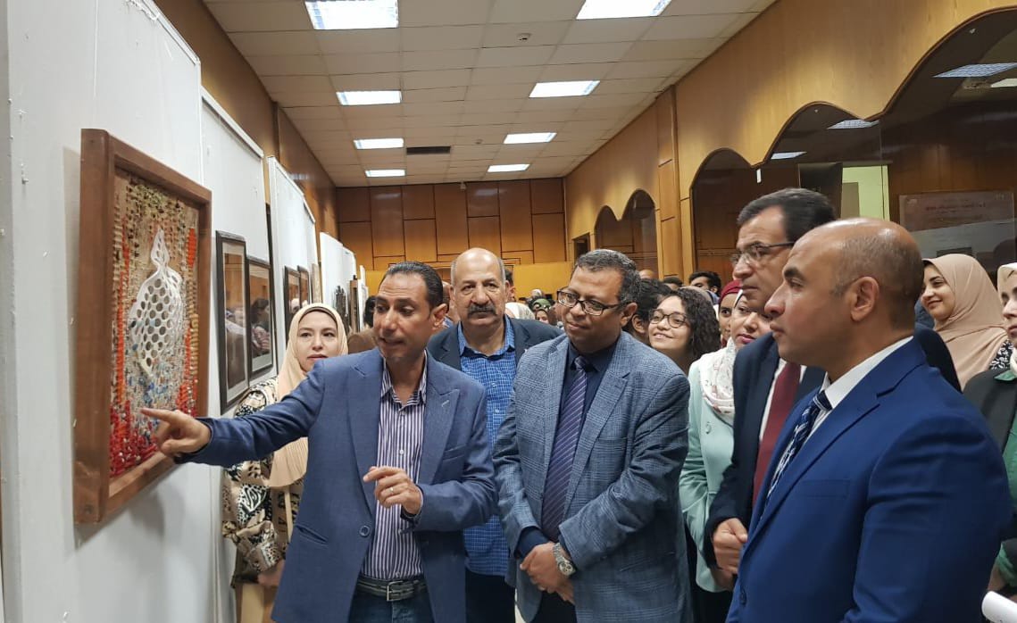 معرض لأعمال السادة اعضاء هيئة التدريس والهيئة المعاونة بالكلية