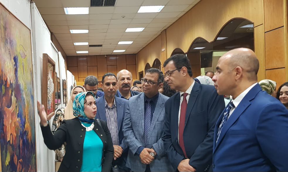 معرض لأعمال السادة اعضاء هيئة التدريس والهيئة المعاونة بالكلية