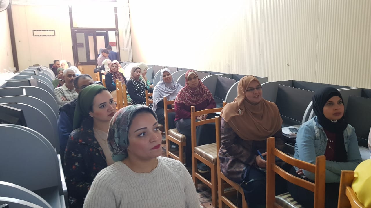 في اطار رفع جودة العملية الإدارية بالكلية وتحسين مستوي العمل الإداري الاداريين