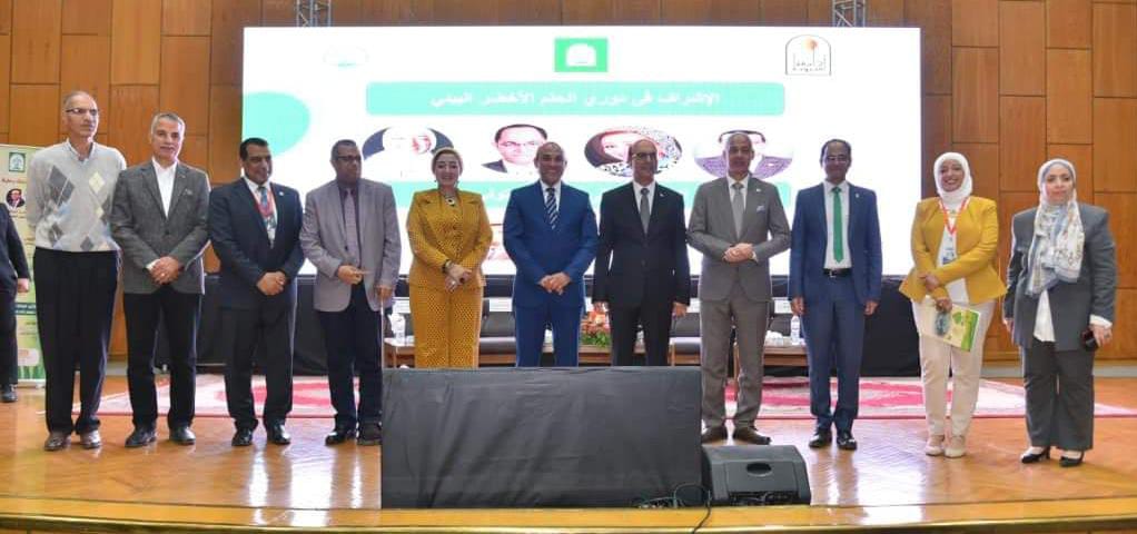 في اطار الاحتفال بشهر نوفمبر الاخضر شهر البيئة، وبرعاية السيد الاستاذ الدكتور/ أحمد المنشاوي رئيس الجامعة والسيد الاستاذ الدكتور/ محمود عبد العليم نائب رئيس الجامعة لشئون خدمة المجتمع وتنمية البيئة والسيد الاستاذ الدكتور/ أحمد عبد المولى نائب رئيس الجامعة لشئون التعليم والطلاب، وبالتعاون بين كلية الفنون الجميلة وكلية الحاسبات والمعلومات تم عرض فيلم الرسوم المتحركة الذي اعده طلاب من كليتي الفنون الجميلة والحاسبات والمعلومات بعنوان ،"الحلم الاخضر"، والذي تم  تنفيذا لقرارات اللجنة التنفيذية لقطاع خدمة المجتمع برئاسة السيد الاستاذ الدكتور محمود عبد العليم نائب رئيس الجامعة لشئون خدمة المجتمع وتنمية البيئة.  وقد تم انتاج الفيلم بمتابعة كل من الاستاذ الدكتور/ خالد صلاح عميد الكلية، والاستاذ الدكتور/ تيسير حسن عميد كلية الحاسبات والمعلومات، و ا.د/ خالد فتحي وكيل كلية الحاسبات لشئون التعليم والطلاب، و ا.م.د/ محمد  عبد الحكيم وكيل كلية الفنون الجميلة لشئون التعليم والطلاب، و ا.د/  تيسير حسن وكيل كلية الحاسبات لشئون خدمة المجتمع وتنمية البيئة،  وا.م.د/ سحر بطرس وكيل كلية الفنون لشئون خدمة المجتمع وتنمية البيئة، وتحت اشراف ا.م.د / محمد مصطفى درويش استاذ مساعد بكلية الحاسبات و د/ نجلاء بدوي هارون  مدرس التصوير بكلية الفنون الجميلة وعضو الفريق التنفيذي لشئون خدمة المجتمع وتنمية البيئة  و م/  احمد ممدوح على يوسف معاون تدريس ومصمم بمعمل الوسائط المتعددة بكلية الحاسبات، و م/ الاء عبد الفتاح سيد معيدة بقسم الوسائط المتعددة بكلية الحاسبات. وقد شارك في إعداد وتنفيذ اسكتشات الفيلم من كلية الفنون الجميلة الطالبات اسراء مصطفى عبد العال بالفرقة الرابعة تصوير شعبة تصوير، ندى ابراهيم محمد بالفرقة الرابعة تصوير شعبة التصوير  . كما شاركت بصوت الشخصية الكرتونية الطالبات: زينب محمد مصطفى بالفرقة الرابعة تصوير شعبة جداري، دميانة نبيل رشدي بالفرقة الرابعة تصوير شعبة جداري. هذا بجانب الطلاب والطالبات المشاركين من كلية الحاسبات والمعلومات في رسم الاسكتشات محمود علاء الدين محمد بالفرقة الرابعة قسم الوسائط المتعددة،  شروق احمد عبد الباسط بالفرقة الرابعة قسم الوسائط المتعددة. ياسمين محمود على بالفرقة الرابعة قسم الوسائط المتعددة ، رانيا مصطفى عبد الجواد بالفرقة الرابعة قسم الوسائط المتعددة،  اروى عز الدين فتحي بالفرقة الرابعة قسم الوسائط المتعددة. 