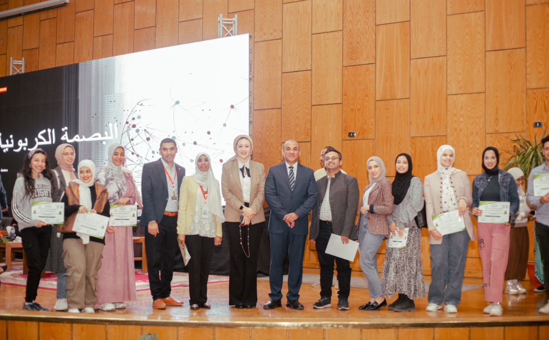 في اطار الاحتفال بشهر نوفمبر الاخضر شهر البيئة، وبرعاية السيد الاستاذ الدكتور/ أحمد المنشاوي رئيس الجامعة والسيد الاستاذ الدكتور/ محمود عبد العليم نائب رئيس الجامعة لشئون خدمة المجتمع وتنمية البيئة والسيد الاستاذ الدكتور/ أحمد عبد المولى نائب رئيس الجامعة لشئون التعليم والطلاب، وبالتعاون بين كلية الفنون الجميلة وكلية الحاسبات والمعلومات تم عرض فيلم الرسوم المتحركة الذي اعده طلاب من كليتي الفنون الجميلة والحاسبات والمعلومات بعنوان ،"الحلم الاخضر"، والذي تم  تنفيذا لقرارات اللجنة التنفيذية لقطاع خدمة المجتمع برئاسة السيد الاستاذ الدكتور محمود عبد العليم نائب رئيس الجامعة لشئون خدمة المجتمع وتنمية البيئة.  وقد تم انتاج الفيلم بمتابعة كل من الاستاذ الدكتور/ خالد صلاح عميد الكلية، والاستاذ الدكتور/ تيسير حسن عميد كلية الحاسبات والمعلومات، و ا.د/ خالد فتحي وكيل كلية الحاسبات لشئون التعليم والطلاب، و ا.م.د/ محمد  عبد الحكيم وكيل كلية الفنون الجميلة لشئون التعليم والطلاب، و ا.د/  تيسير حسن وكيل كلية الحاسبات لشئون خدمة المجتمع وتنمية البيئة،  وا.م.د/ سحر بطرس وكيل كلية الفنون لشئون خدمة المجتمع وتنمية البيئة، وتحت اشراف ا.م.د / محمد مصطفى درويش استاذ مساعد بكلية الحاسبات و د/ نجلاء بدوي هارون  مدرس التصوير بكلية الفنون الجميلة وعضو الفريق التنفيذي لشئون خدمة المجتمع وتنمية البيئة  و م/  احمد ممدوح على يوسف معاون تدريس ومصمم بمعمل الوسائط المتعددة بكلية الحاسبات، و م/ الاء عبد الفتاح سيد معيدة بقسم الوسائط المتعددة بكلية الحاسبات. وقد شارك في إعداد وتنفيذ اسكتشات الفيلم من كلية الفنون الجميلة الطالبات اسراء مصطفى عبد العال بالفرقة الرابعة تصوير شعبة تصوير، ندى ابراهيم محمد بالفرقة الرابعة تصوير شعبة التصوير  . كما شاركت بصوت الشخصية الكرتونية الطالبات: زينب محمد مصطفى بالفرقة الرابعة تصوير شعبة جداري، دميانة نبيل رشدي بالفرقة الرابعة تصوير شعبة جداري. هذا بجانب الطلاب والطالبات المشاركين من كلية الحاسبات والمعلومات في رسم الاسكتشات محمود علاء الدين محمد بالفرقة الرابعة قسم الوسائط المتعددة،  شروق احمد عبد الباسط بالفرقة الرابعة قسم الوسائط المتعددة. ياسمين محمود على بالفرقة الرابعة قسم الوسائط المتعددة ، رانيا مصطفى عبد الجواد بالفرقة الرابعة قسم الوسائط المتعددة،  اروى عز الدين فتحي بالفرقة الرابعة قسم الوسائط المتعددة. 