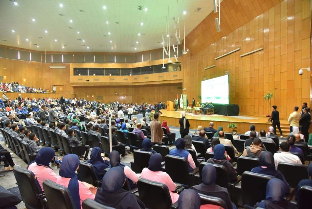 في اطار الاحتفال بشهر نوفمبر الاخضر شهر البيئة، وبرعاية السيد الاستاذ الدكتور/ أحمد المنشاوي رئيس الجامعة والسيد الاستاذ الدكتور/ محمود عبد العليم نائب رئيس الجامعة لشئون خدمة المجتمع وتنمية البيئة والسيد الاستاذ الدكتور/ أحمد عبد المولى نائب رئيس الجامعة لشئون التعليم والطلاب، وبالتعاون بين كلية الفنون الجميلة وكلية الحاسبات والمعلومات تم عرض فيلم الرسوم المتحركة الذي اعده طلاب من كليتي الفنون الجميلة والحاسبات والمعلومات بعنوان ،"الحلم الاخضر"، والذي تم  تنفيذا لقرارات اللجنة التنفيذية لقطاع خدمة المجتمع برئاسة السيد الاستاذ الدكتور محمود عبد العليم نائب رئيس الجامعة لشئون خدمة المجتمع وتنمية البيئة.  وقد تم انتاج الفيلم بمتابعة كل من الاستاذ الدكتور/ خالد صلاح عميد الكلية، والاستاذ الدكتور/ تيسير حسن عميد كلية الحاسبات والمعلومات، و ا.د/ خالد فتحي وكيل كلية الحاسبات لشئون التعليم والطلاب، و ا.م.د/ محمد  عبد الحكيم وكيل كلية الفنون الجميلة لشئون التعليم والطلاب، و ا.د/  تيسير حسن وكيل كلية الحاسبات لشئون خدمة المجتمع وتنمية البيئة،  وا.م.د/ سحر بطرس وكيل كلية الفنون لشئون خدمة المجتمع وتنمية البيئة، وتحت اشراف ا.م.د / محمد مصطفى درويش استاذ مساعد بكلية الحاسبات و د/ نجلاء بدوي هارون  مدرس التصوير بكلية الفنون الجميلة وعضو الفريق التنفيذي لشئون خدمة المجتمع وتنمية البيئة  و م/  احمد ممدوح على يوسف معاون تدريس ومصمم بمعمل الوسائط المتعددة بكلية الحاسبات، و م/ الاء عبد الفتاح سيد معيدة بقسم الوسائط المتعددة بكلية الحاسبات. وقد شارك في إعداد وتنفيذ اسكتشات الفيلم من كلية الفنون الجميلة الطالبات اسراء مصطفى عبد العال بالفرقة الرابعة تصوير شعبة تصوير، ندى ابراهيم محمد بالفرقة الرابعة تصوير شعبة التصوير  . كما شاركت بصوت الشخصية الكرتونية الطالبات: زينب محمد مصطفى بالفرقة الرابعة تصوير شعبة جداري، دميانة نبيل رشدي بالفرقة الرابعة تصوير شعبة جداري. هذا بجانب الطلاب والطالبات المشاركين من كلية الحاسبات والمعلومات في رسم الاسكتشات محمود علاء الدين محمد بالفرقة الرابعة قسم الوسائط المتعددة،  شروق احمد عبد الباسط بالفرقة الرابعة قسم الوسائط المتعددة. ياسمين محمود على بالفرقة الرابعة قسم الوسائط المتعددة ، رانيا مصطفى عبد الجواد بالفرقة الرابعة قسم الوسائط المتعددة،  اروى عز الدين فتحي بالفرقة الرابعة قسم الوسائط المتعددة. 