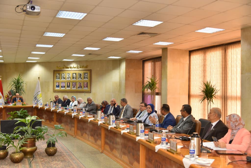 مجلس جامعة أسيوط يدعوا المجتمع الجامعي للمشاركة الفعالة للانتخابات الرئاسية المقبلة