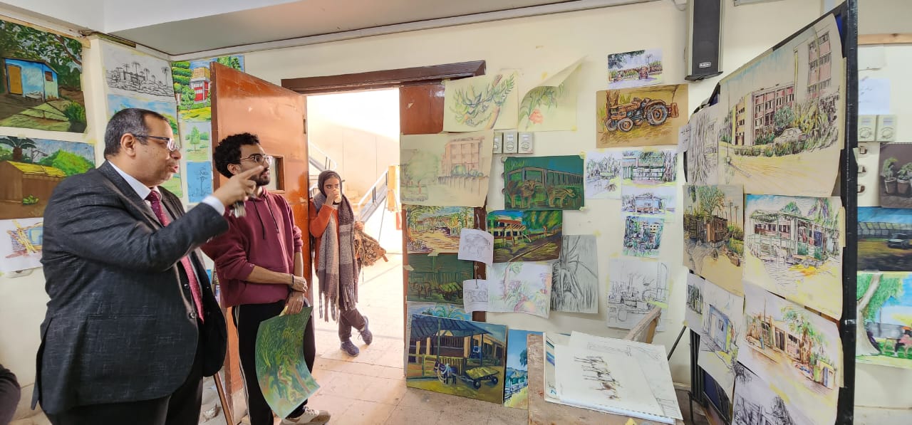 تفقد السيد الاستاذ الدكتور/ خالد صلاح عميد الكلية تقييم اعمال الطلاب في مقرر المناظر الخلوية للفرقة الثالثة بشعبتي التصوير _ والتصوير الجداري